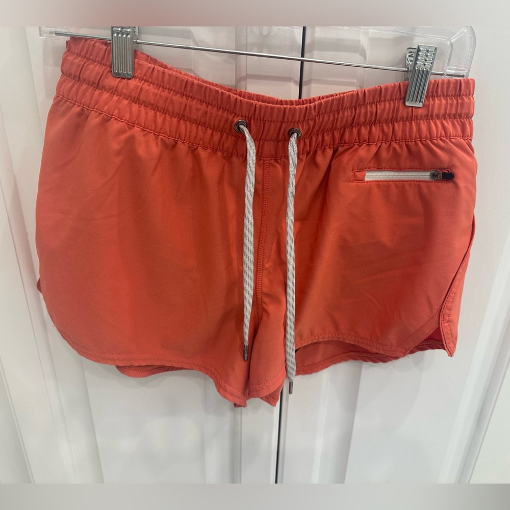 Vuori size M, 2.5 inch Clementine shorts
